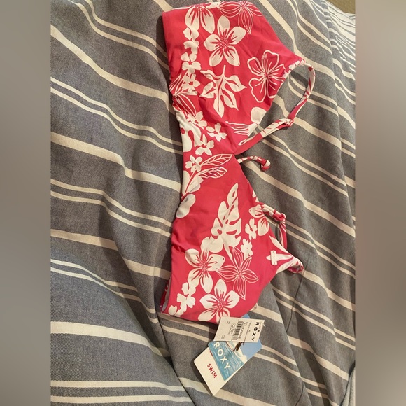 Roxy flower bikini top! New with tags - Picture 2 of 3